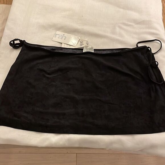 PARAH PAREO COVER.  BLACK SHINY ANIMAL PRINT FRONT. MICROFIBER BACK.  NEW - Picture 7 of 10